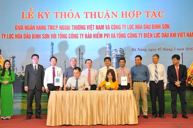 Phó TGĐ Vietcombank Nguyễn Thị Kim Oanh ký kết Thỏa thuận hợp tác với đại diện BSR.