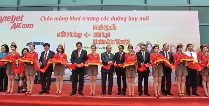 Thủ tướng Nguyễn Xuân Phúc cùng lãnh đạo Vietjet cắt băng khánh thành đường bay mới.