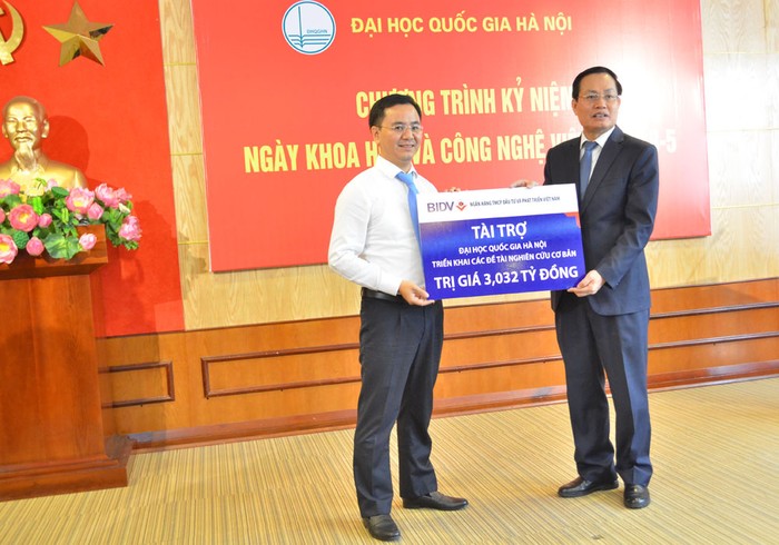 Ông Lê Huy Hoàng – Giám đốc BIDV Chi nhánh Tây Hà Nội trao biểu tưởng số tiền 3,032 tỷ đồng tài trợ của BIDV cho ông Nguyễn Hữu Đức - Phó giám đốc Đại học Quốc gia Hà Nội