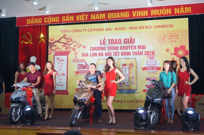 Khách hàng uống Bia Hà Nội trúng xe AirBlade.
