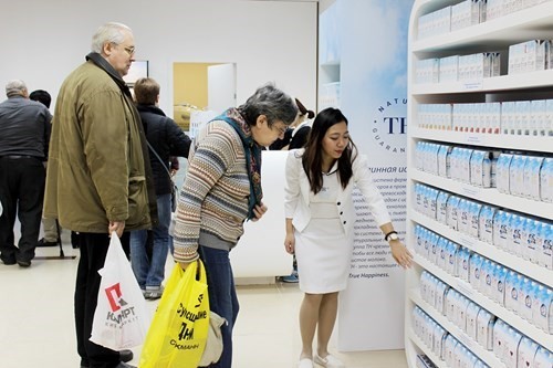 Sản phẩm TH true MILK tại Hội chợ hàng Việt Nam chất lượng cao diễn ra tại Liên Bang Nga cuối năm 2015 thu hút rất nhiều khách hàng Nga tới tham quan, mua sản phẩm (Ảnh: Điệp Anh, Hải Nam).