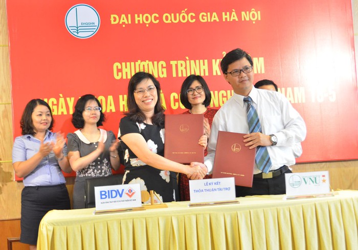 Đại diện BIDV và Đại học Quốc gia Hà Nội ký kết thỏa thuận tài trợ