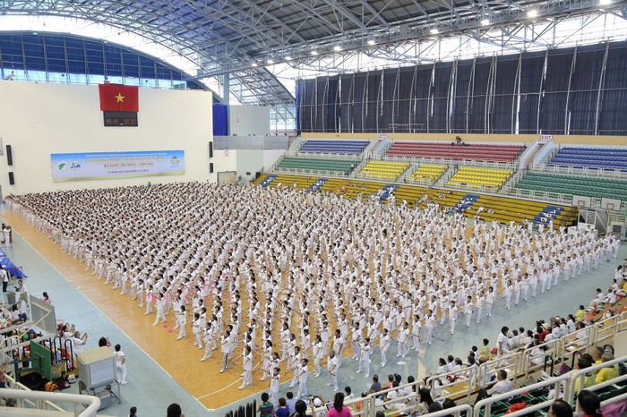 Gần 3.000 người cao tuổi và trung niên biểu diễn đồng diễn dưỡng sinh xác lập kỷ lục Việt Nam