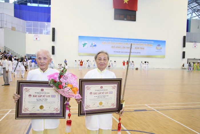 Tổ chức kỷ lục Việt Nam trao Bằng xác lập kỷ lục cho 2 cụ ông, cụ bà lớn tuổi nhất biểu diễn bài Thái cực kiếm 32 thức.
