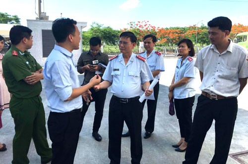 Phó Chánh Thanh tra Bộ Y tế Nguyễn Văn Nhiên xuống làm việc với Công ty TNHH URC - ảnh nguồn Hà Nội Mới
