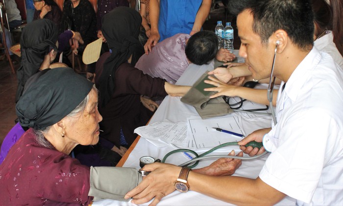 Thăm khám bệnh cho cho các đối tượng chính sách, người có công và thân nhân các gia đình liệt sỹ trên địa bàn huyện Mê Linh, TP.Hà Nội.