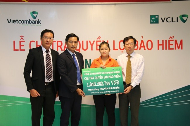 Ông Lê Tấn Lân - Giám đốc Vietcombank Kon Tum (ngoài cùng bên phải) trao quyền lợi bảo hiểm nhân thọ Bảo an Tín dụng cho người thụ hưởng Nguyễn Thị Thủy