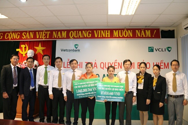 Ban giám đốc Vietcombank Kon Tum, Lãnh đạo VCLI và hai khách hàng hưởng bảo hiểm