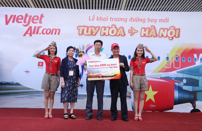 Vietjet còn dành tặng 200 thẻ Bảo hiểm y tế cho người nghèo tỉnh Phú Yên