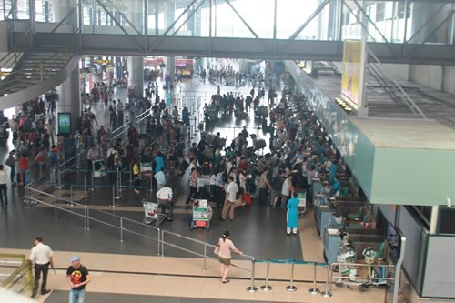 Cảng hàng không Nội Bài xuất hiện hiện tượng tia laze chiếu vào tàu bay gây ảnh hưởng an toàn bay (nhà ga T1 - Sân bay Nội Bài/ ảnh H.Lực)