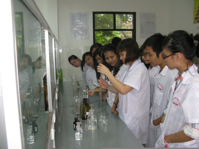 Sinh viên Cử nhân dinh dưỡng thực hành trong phòng Lab tài trợ bởi Công ty Ajinomoto.