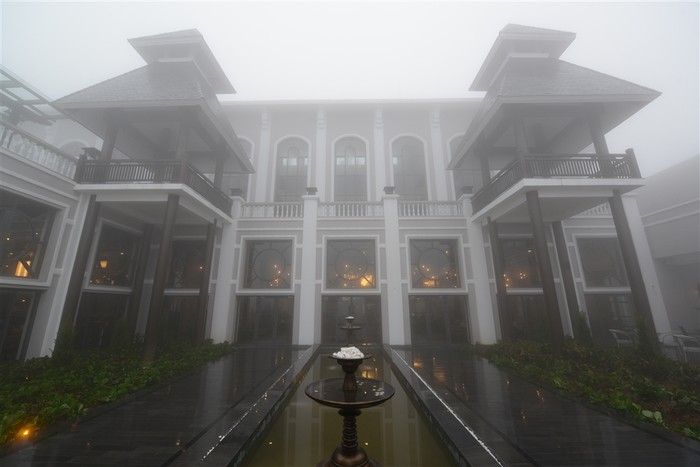 Khách sạn 5 sao ẩn mình trong màn sương trắng.