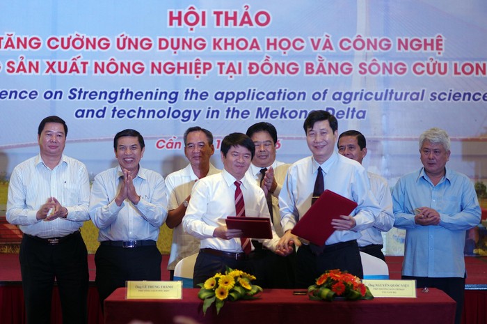 Phó Tổng Giám đốc BIDV Lê Trung Thành (cà vạt sọc đỏ bên trái) ký kết tài trợ nghiên cứu ứng dụng khoa học công nghệ trong sản xuất nông nghiệp tại địa bàn Đồng bằng sông Cửu Long với mức kinh phí 5 tỷ đồng
