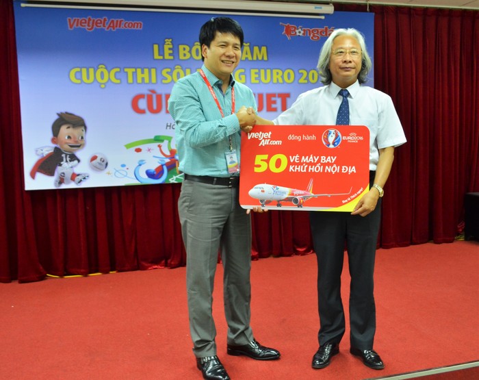 Ông Dương Hoài Nam - Giám đốc Văn phòng khu vực phía Bắc Hãng hàng không Vietjet Air trao bảng tượng trưng 50 vé bay khứ hồi cho Báo Bóng đá