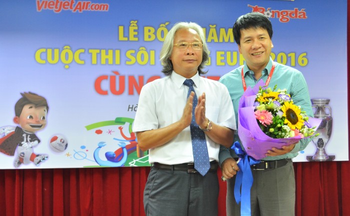 Ông Nguyễn Văn Phú đại diện Báo Bóng đá tặng hoa ông Dương Hoài Nam - Giám đốc Văn phòng khu vực phía Bắc Hãng hàng không Vietjet Air