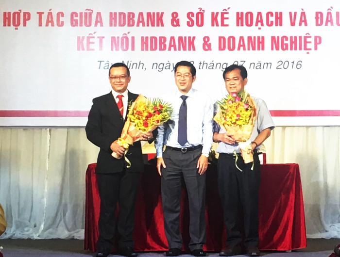 Đại diện HDBank và Sở Kế Hoạch &amp; Đẩu Tư Tỉnh Tây Ninh tặng hoa tại buổi lễ