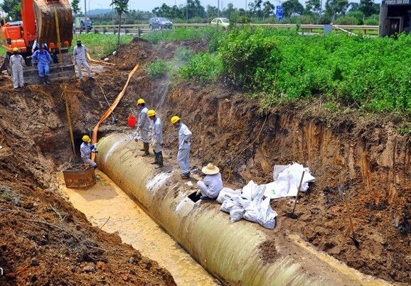 Đường ống nước Sông Đà số 1 đã bị vỡ 17 lần khiến cuộc sống của khoảng 70.000 hộ dân thuộc 6 quận nội thành Hà Nội thường xuyên bị ảnh hưởng. Ảnh: VnEconomy.