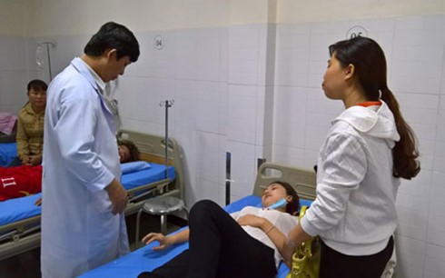 Du khách bị ngộ độc đang nằm điều trị tại Bệnh viện đa khoa An Phước - Bình Thuận, ảnh nguồn VOV