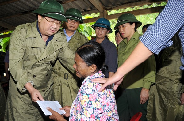 Phó Thủ tướng Trịnh Đình Dũng thăm động viên gia đình có người bị chết và mất tích trong cơn bão số 2 vừa qua tại tỉnh Lào Cai - ảnh Báo Lào Cai