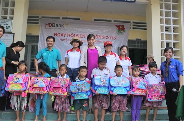 HDBank trao 120 phần quà cho học sinh nghèo Đồng Tháp