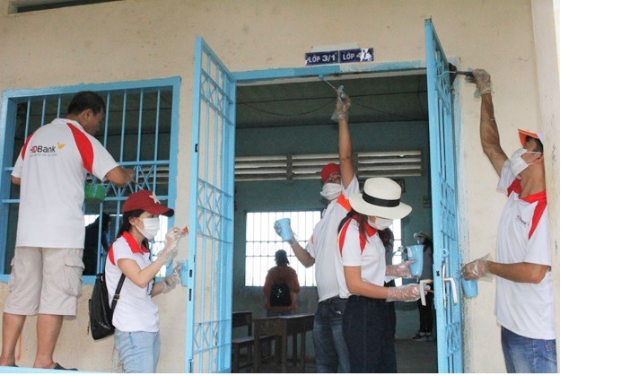 Đoàn thanh niên HDBank giúp nhà trường sơn sửa lại các lớp hoc.