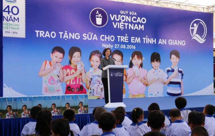 Bà Bùi Thị Hương - Giám đốc điều hành Vinamilk chia sẻ về ý nghĩa nhân văn của chương trình Quỹ Sữa Vươn cao Việt Nam mà Vinamilk đồng hành 9 năm nay.