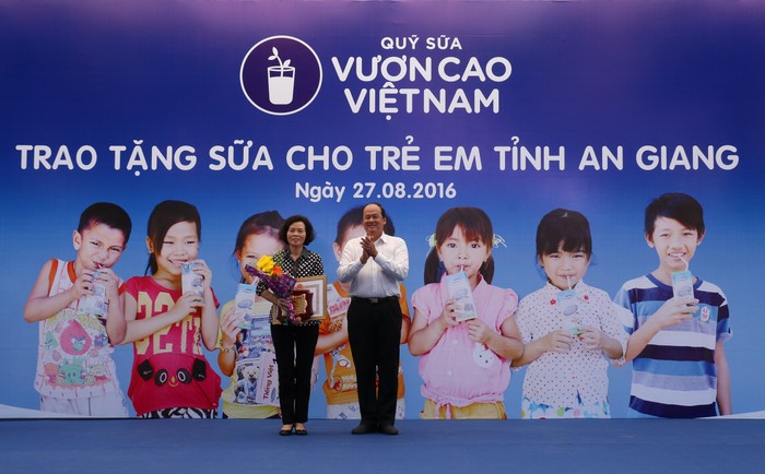 Bùi Thị Hương – Giám đốc điều hành công ty Vinamilk đại diện công ty nhận bằng khen từ UBND tỉnh An Giang vì trong nhiều năm qua đã có nhiều đóng góp cho trẻ em của Tỉnh An Giang.