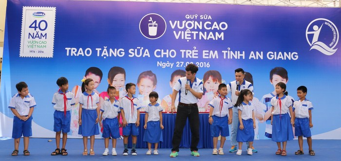 Tham dự chương trình các em học sinh An Giang còn được giao lưu và tham gia các trò chơi vui nhộn cùng hai Nghệ sĩ hài Xuân Bắc và Tự Long, các đại sứ thiện chí của chương trình Quỹ sữa Vươn cao Việt Nam