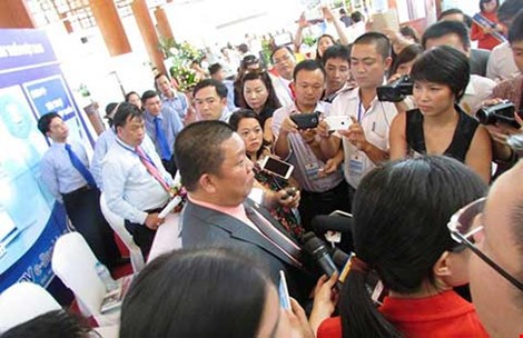 Ông Lê Phước Vũ trong vòng vây báo chí tại Hội nghị xúc tiến đầu tư vào Ninh Thuận ngày 27/8/2016. Ảnh: HOÀNG CÔNG TÂM/PLO.