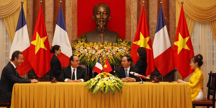 Chủ tịch nước Trần Đại Quang và Tổng thống Pháp François Hollande chứng kiến Lễ ký kết.