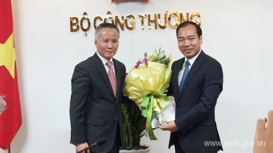 Thứ trưởng Trần Quốc Khánh đã trao Quyết định số 3628/QĐ-BCT ngày 06 tháng 9 năm 2016 về việc điều động và bổ nhiệm ông Trần Quang Huy giữ chức Vụ trưởng Vụ Tổ chức cán bộ.