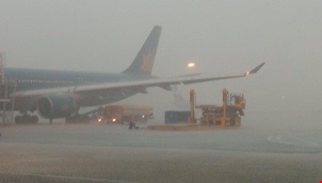 Mưa giông, làm ảnh hưởng đến lịch trình cất/ hạ cánh của các hãng đi và đên sân bay Tân Sơn Nhất trong chiều ngày 11/9 - ảnh PLO.