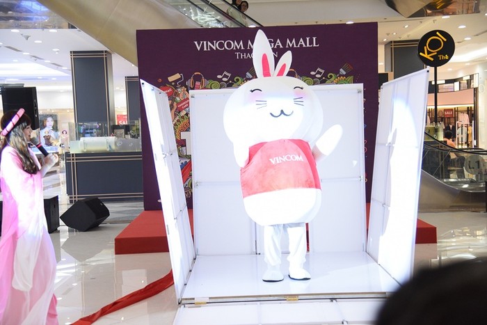 Ra mắt đầy bất ngờ từ những hộp quà khổng lồ, những chú Thỏ Vincom đã mang lại niềm vui đến hàng ngàn khách hàng trên toàn hệ thống trung tâm thương mại.
