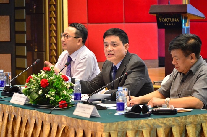 TS. Nguyễn Thanh Phong (ngồi giữa) trao đổi những góp ý của doanh nghiệp an toàn thực phẩm.