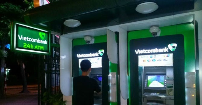 Vietcombank phát hành miễn phí thẻ cho 4 khách hàng khuyết tật bẩm sinh thuộc Công ty Kym Việt