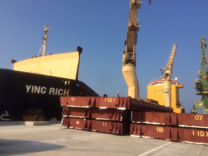 Tàu chở bùn thải bauxite Formosa nhập về cảng Sơn Dương. ẢNH: TUẤN DŨNG.