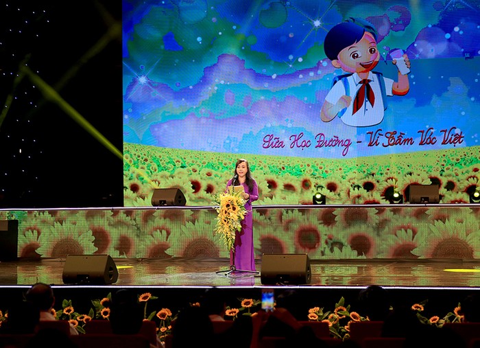 Bộ trưởng Bộ Y tế Nguyễn Thị Kim Tiến phát biểu tại chương trình cầu truyền hình Sữa học đường.