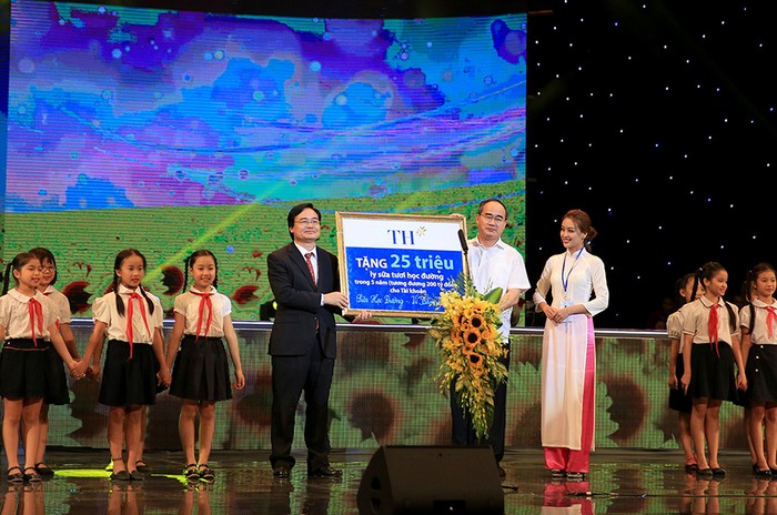 Tập đoàn TH tặng 25 triệu ly sữa tươi học đường cho trẻ em Việt Nam.