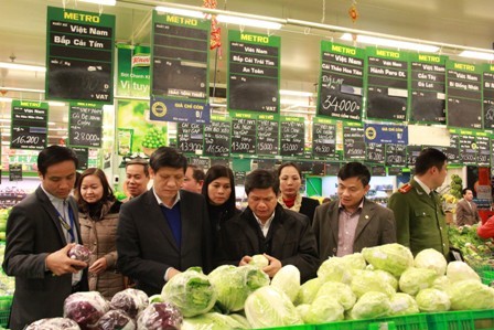 Đoàn lãnh đạo Bộ Y tế và Cục An toàn thực phẩm thanh tra an toàn thực phẩm tại siêu thị Metro - ảnh nguồn Cục An toàn thực phẩm.