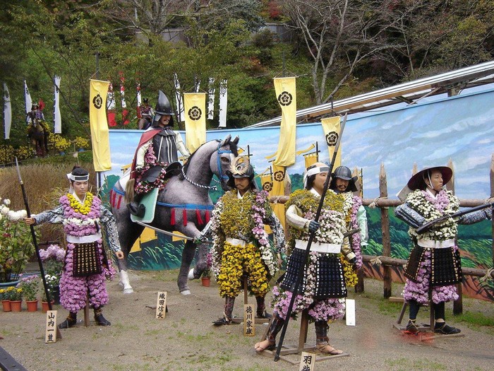 Lễ hội Búp bê Hoa cúc là sự kiện văn hóa độc đáo nhất, được tổ chức hằng năm tại thành phố Nihonmatsu tỉnh Fukushima có lịch sử hơn 50 năm - ảnh nguồn Vietravel.com.
