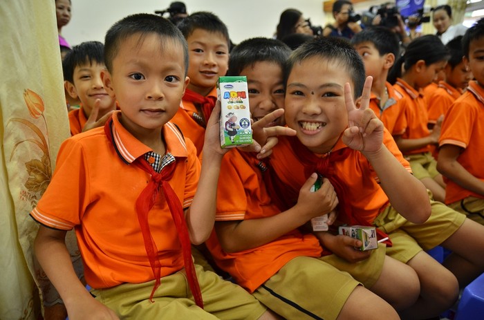 Niềm vui uống sữa của học sinh Trường Tiểu học Tràng Đà.