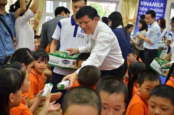 Thứ trưởng Bộ Y tế Nguyễn Thanh Long tặng sữa cho học sinh Trường tiểu học Tràng Đà - Tỉnh Tuyên Quang