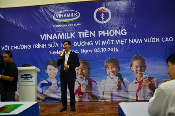 Ông Nguyễn Quốc Khánh, Giám đốc Điều hành của Vinamilk chia sẻ mong muốn của Vinamilk muốn góp sức cùng các địa phương triển khai trương trình sữa học đường