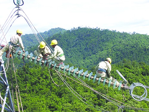 Công nhân của Tổng công ty Truyền tải điện Quốc gia thi công lắp đặt tuyến đường dây truyền tải điện - ảnh nguồn Báo Công thương
