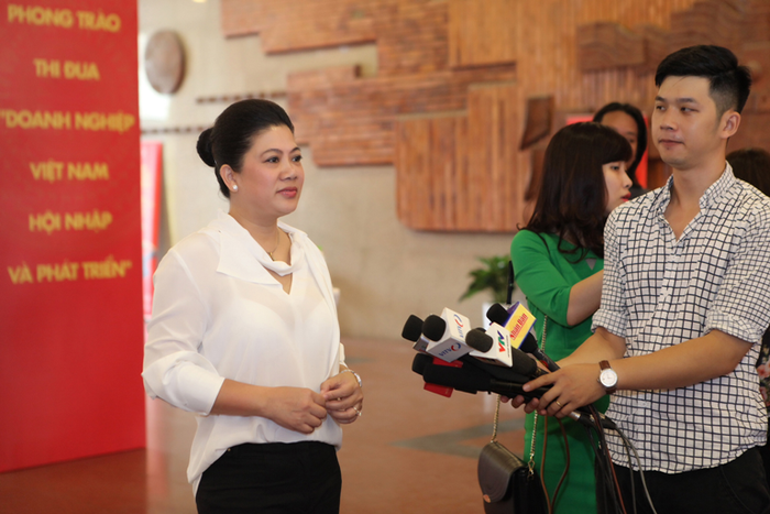 Bà Đỗ Thị Kim Liên - Chủ tịch HĐQT Công ty Sông Đuống trả lời phỏng vấn báo chí bên lề Diễn đàn Doanh nhân Việt Nam 2016.