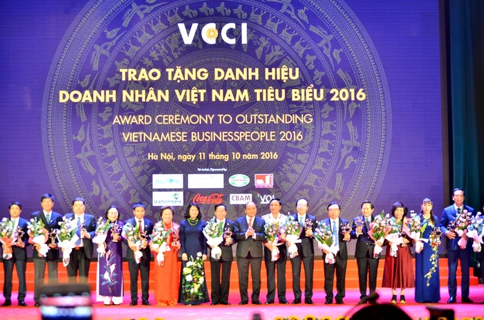 15 doanh nhân tiêu biểu đầu tiên nhận cúp, hoa từ Thủ tướng Nguyễn Xuân Phúc và Phó Chủ tịch nước Đặng Thị Ngọc Thịnh.