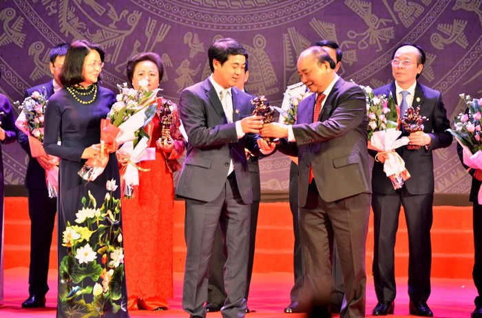 Ông Nghiêm Xuân Thành - Tổng giám đốc Ngân hàng TMCP Ngoại thương Việt Nam (Vietcombank) nhận cúp Thánh Gióng từ Thủ tướng.