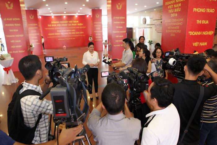 Bà Đỗ Thị Kim Liên - Chủ tịch HĐQT Công ty Sông Đuống trả lời phỏng vấn báo chí bên lề Diễn đàn Doanh nghiệp Việt Nam 2016.