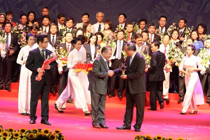 Ông Nguyễn Quốc Trường - Tổng giám đốc Công ty CP Nhựa Thiếu niên Tiền phong nhận Cúp Thánh Gióng vinh danh Doanh nhân tiêu biểu 2016.