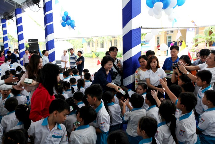 Bà Nguyễn Thị Kim Ngân – Ủy viên Bộ Chính trị, Chủ tịch Quốc hội nước Cộng hòa Xã hội Chủ nghĩa Việt Nam và các đại biểu trao tặng sữa trực tiếp cho các em học sinh tại Cần Thơ.